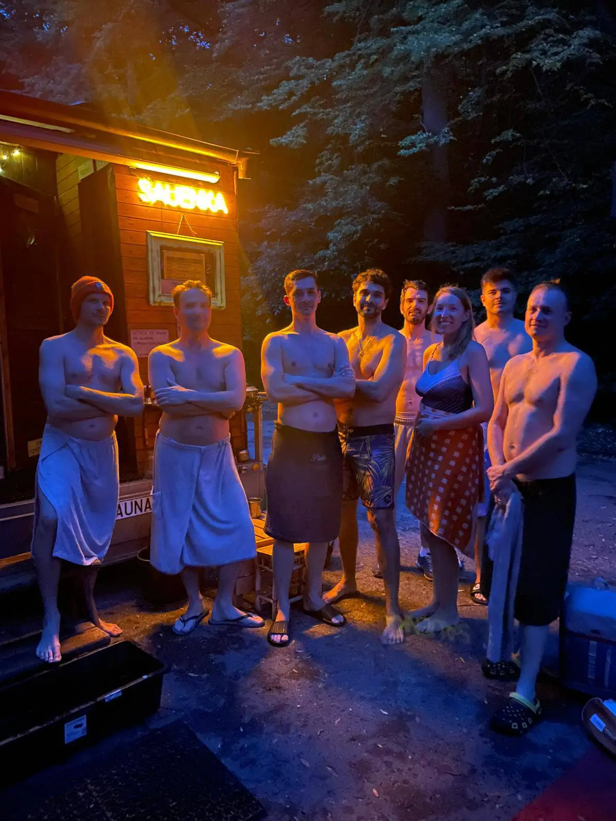 Sauna podjezdna Sauenka - widok zewnętrzny z drewnianą strukturą