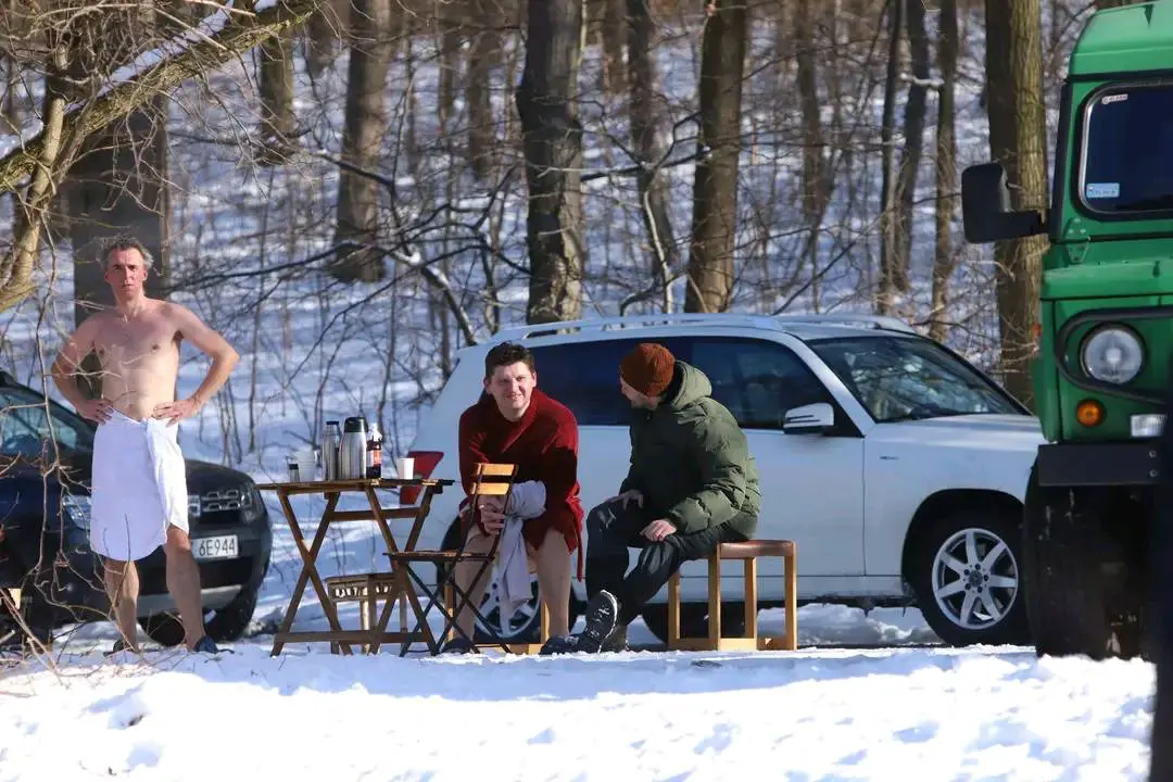 Wnętrze sauny mobilnej Sauenka z drewnianymi ławkami i oświetleniem