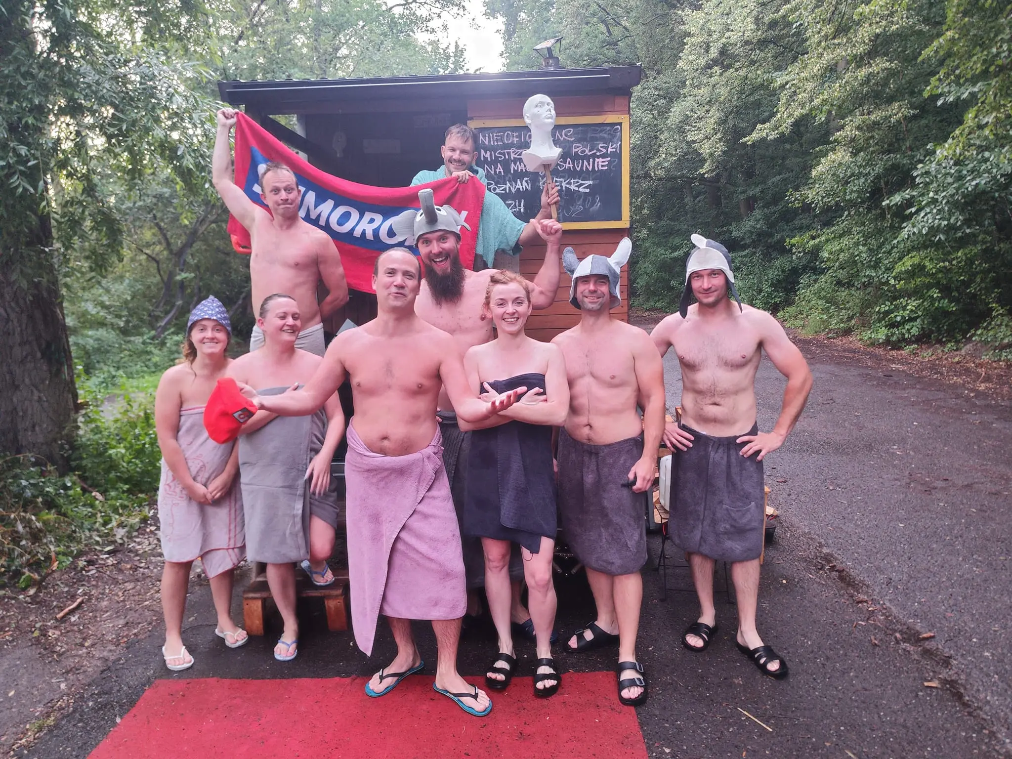 Sauna podjezdna Sauenka ustawiona w ogrodzie lub na łonie natury